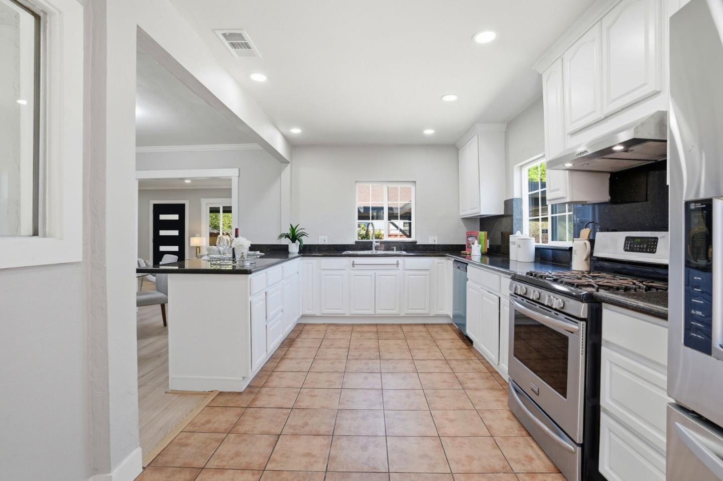 Detail Gallery Image 12 of 26 For 429 Daisy Ln, East Palo Alto,  CA 94303 - 3 Beds | 2 Baths