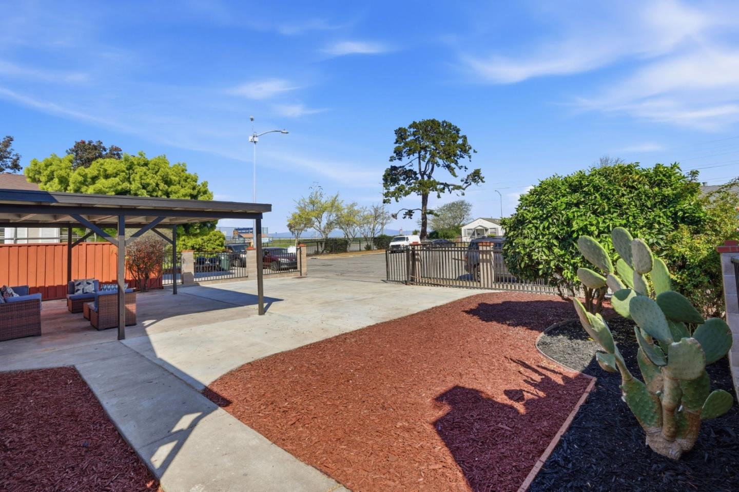 Detail Gallery Image 3 of 26 For 429 Daisy Ln, East Palo Alto,  CA 94303 - 3 Beds | 2 Baths