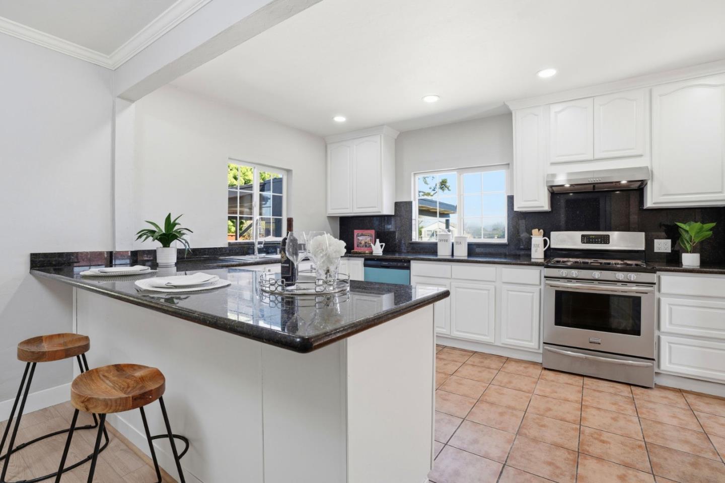 Detail Gallery Image 9 of 26 For 429 Daisy Ln, East Palo Alto,  CA 94303 - 3 Beds | 2 Baths