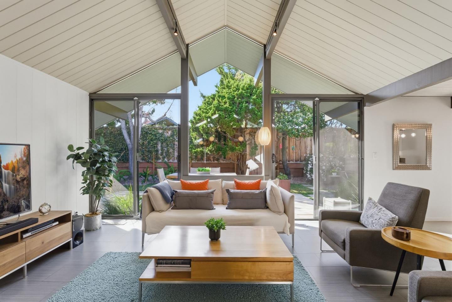 Detail Gallery Image 14 of 53 For 943 Trophy Dr, Mountain View,  CA 94040 - 4 Beds | 2 Baths