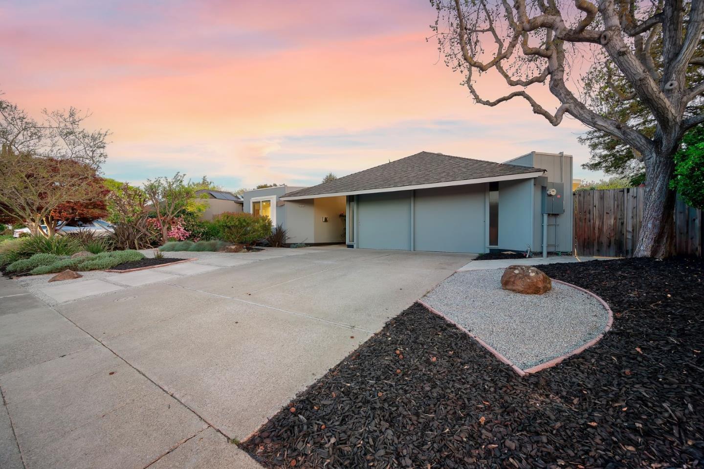 Detail Gallery Image 3 of 53 For 943 Trophy Dr, Mountain View,  CA 94040 - 4 Beds | 2 Baths