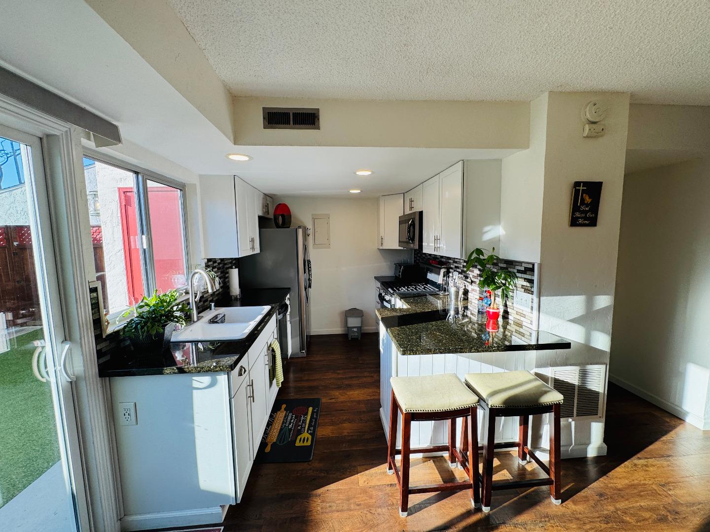 Detail Gallery Image 11 of 33 For 3137 Seacrest Ave #5,  Marina,  CA 93933 - 3 Beds | 2/1 Baths