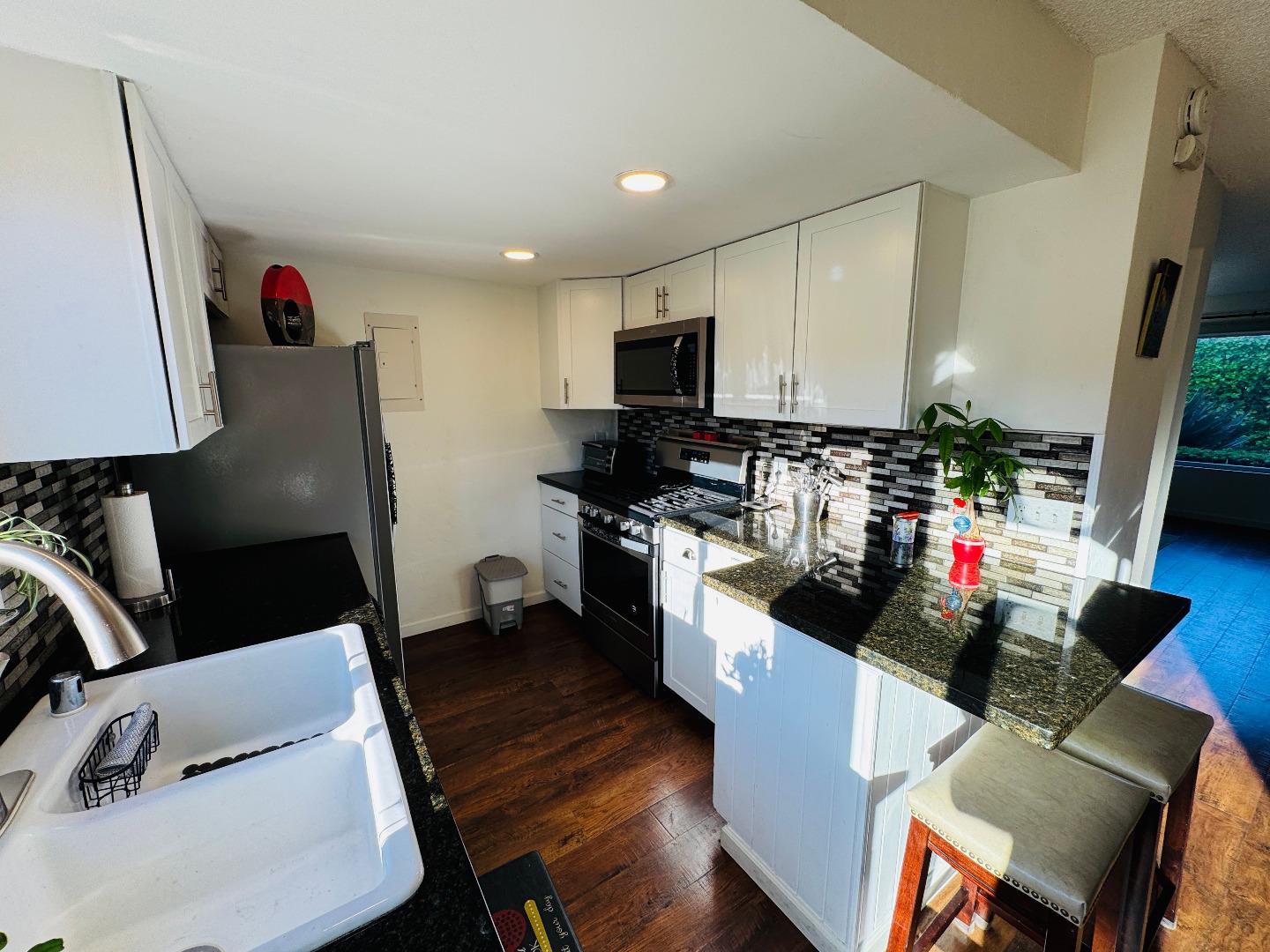 Detail Gallery Image 12 of 33 For 3137 Seacrest Ave #5,  Marina,  CA 93933 - 3 Beds | 2/1 Baths