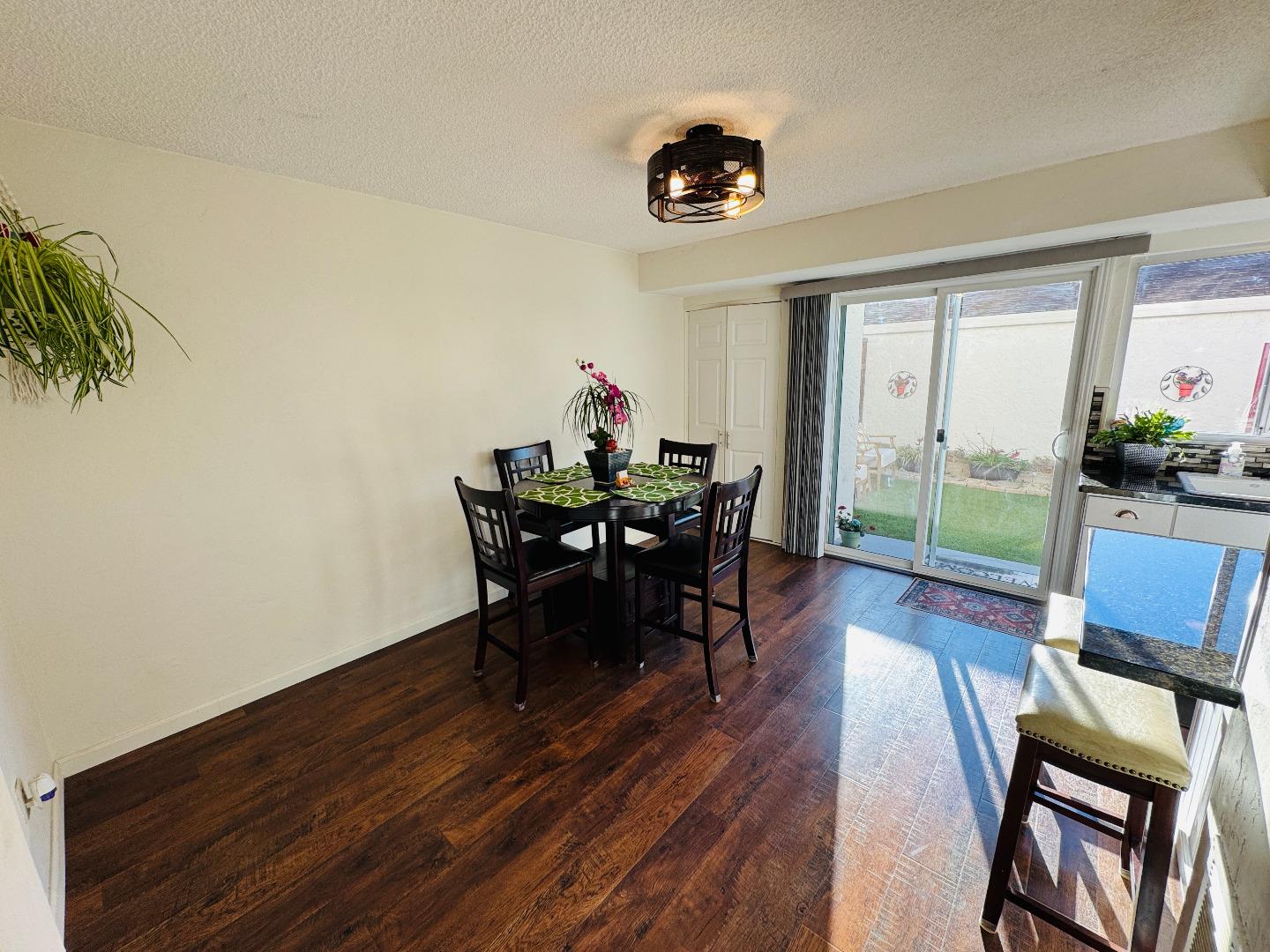 Detail Gallery Image 8 of 33 For 3137 Seacrest Ave #5,  Marina,  CA 93933 - 3 Beds | 2/1 Baths