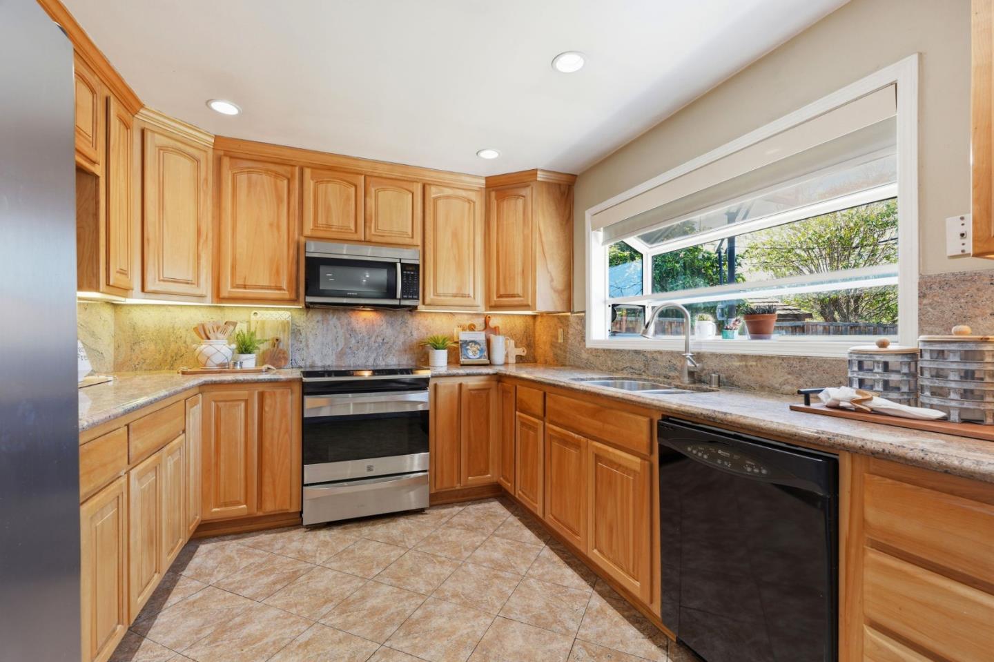 Detail Gallery Image 12 of 43 For 4841 Tonino Dr, San Jose,  CA 95136 - 4 Beds | 2/1 Baths