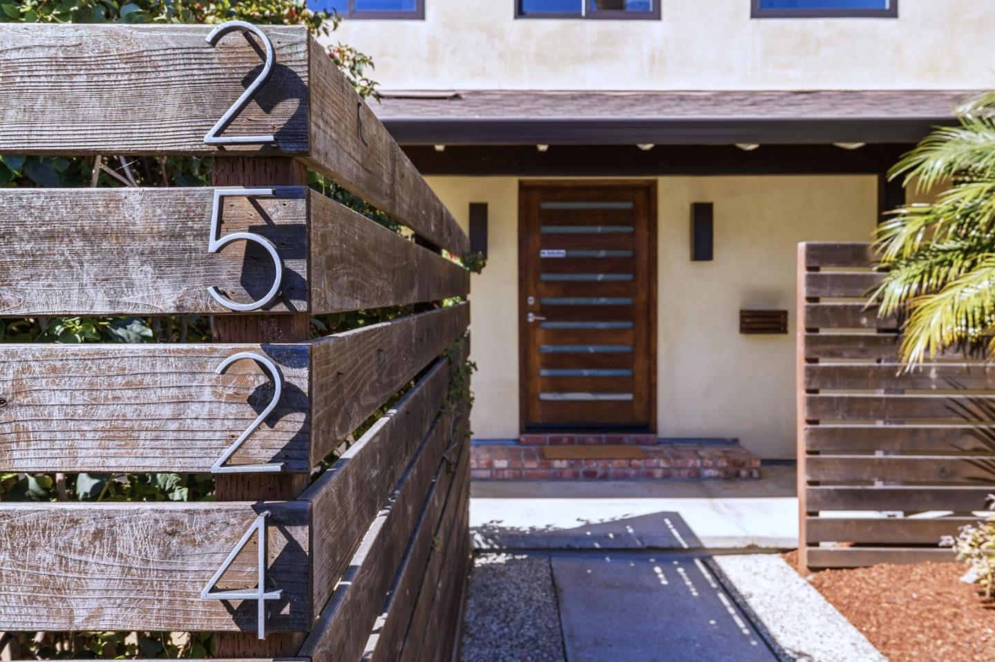 Detail Gallery Image 11 of 58 For 2524 Sun Mor Ave, Mountain View,  CA 94040 - 5 Beds | 2/1 Baths