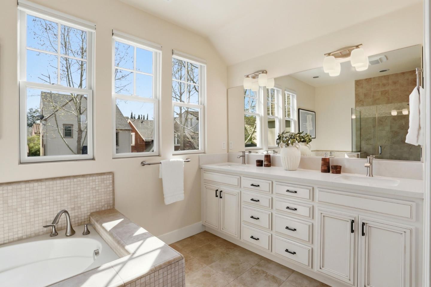 Detail Gallery Image 10 of 22 For 948 Rincon St, Mountain View,  CA 94040 - 4 Beds | 3 Baths