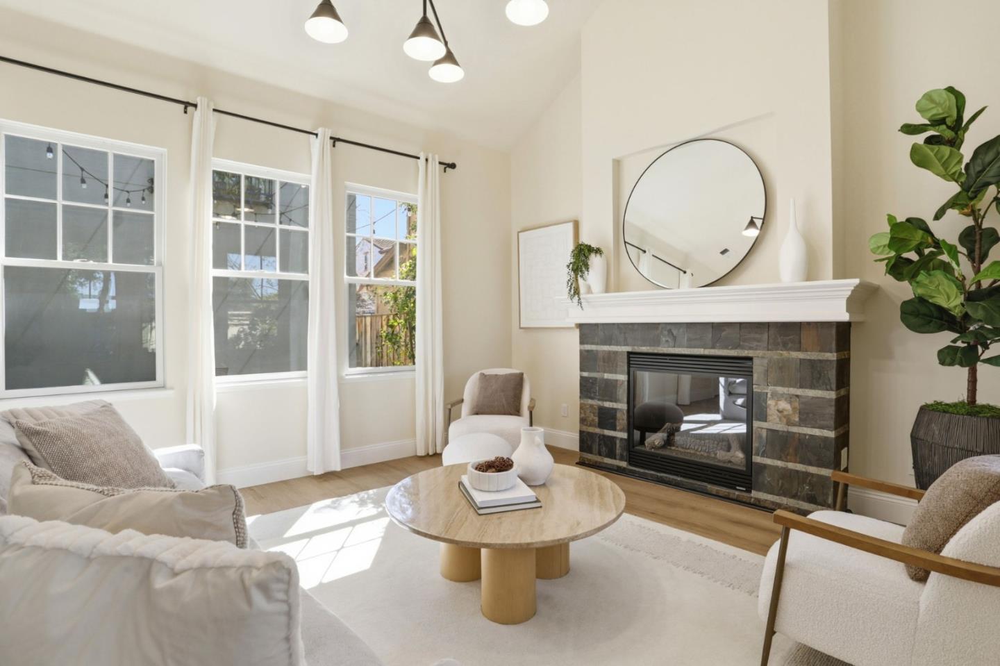 Detail Gallery Image 3 of 22 For 948 Rincon St, Mountain View,  CA 94040 - 4 Beds | 3 Baths