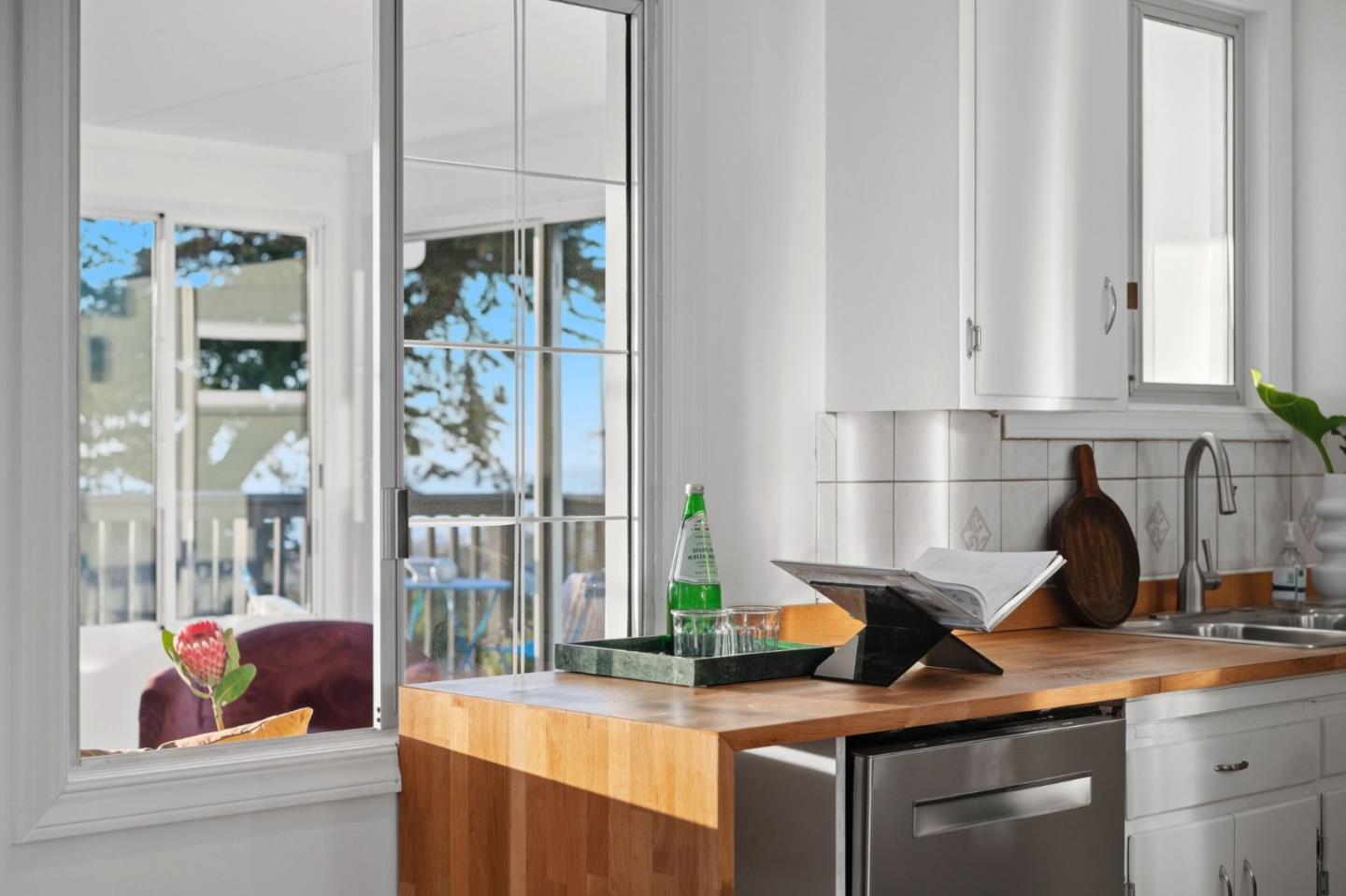 Detail Gallery Image 12 of 76 For 14 Cragmont Ct, Pacifica,  CA 94044 - 3 Beds | 2 Baths