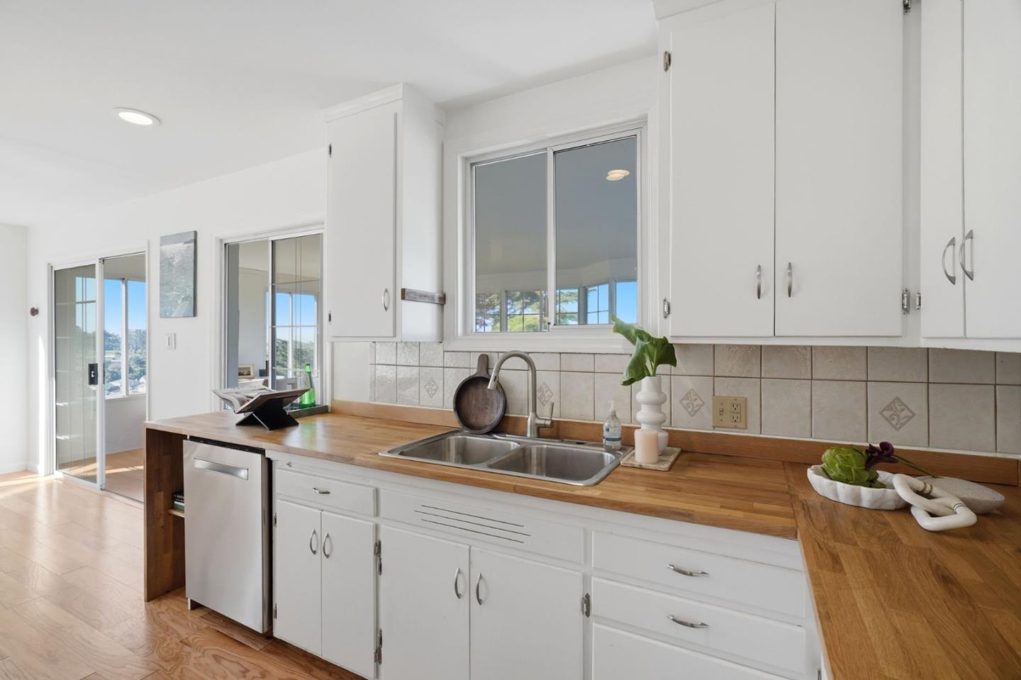 Detail Gallery Image 14 of 76 For 14 Cragmont Ct, Pacifica,  CA 94044 - 3 Beds | 2 Baths