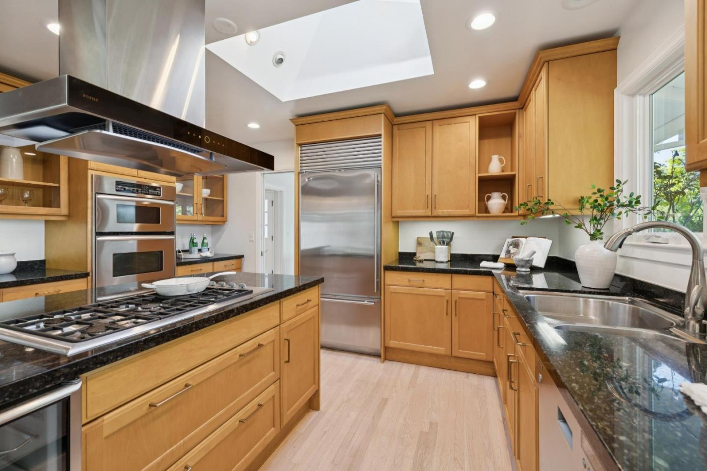 Detail Gallery Image 18 of 31 For 822 Amber Ln, Los Altos,  CA 94024 - 3 Beds | 2/1 Baths