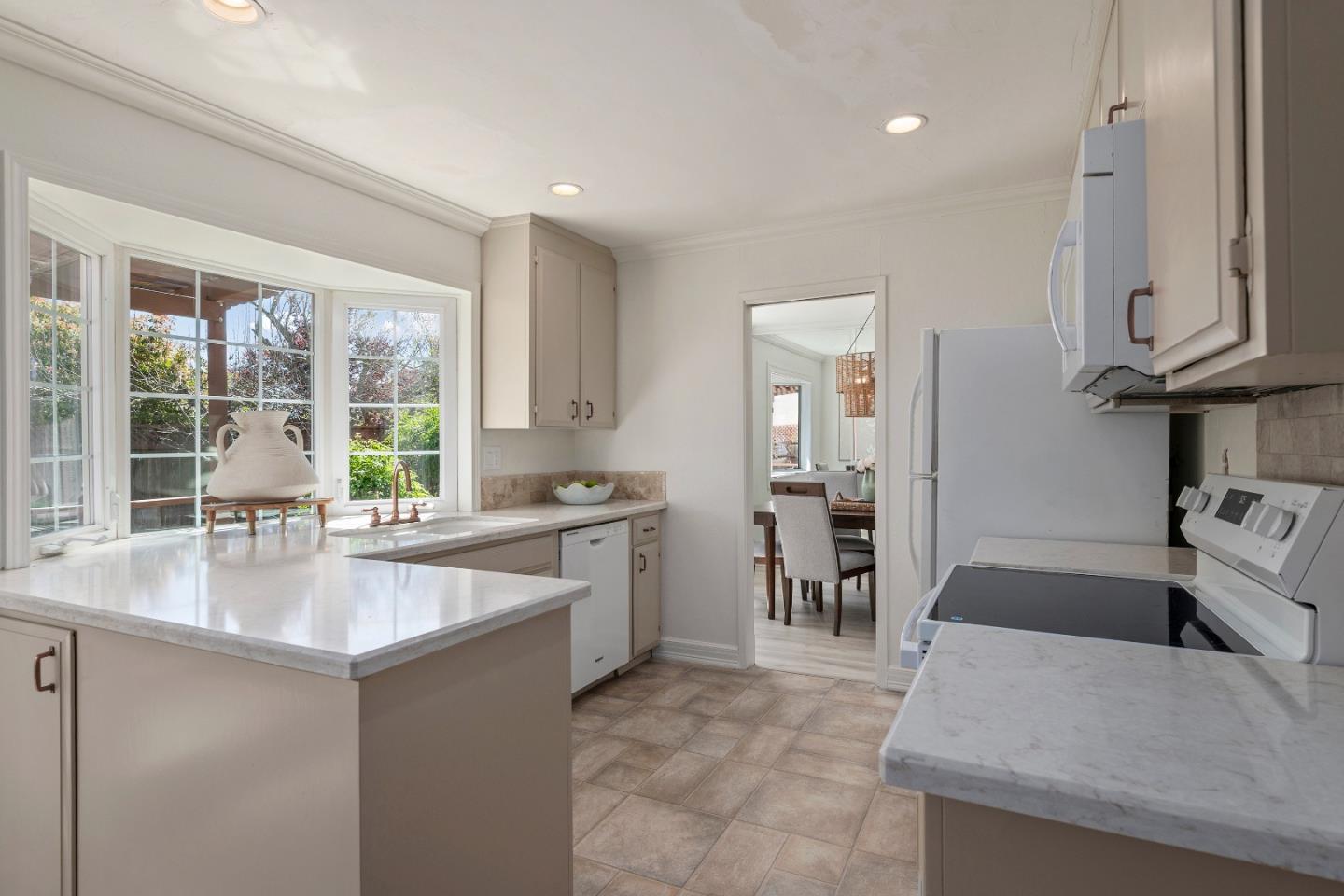 Detail Gallery Image 4 of 14 For 430 Hyde Park Dr, San Jose,  CA 95136 - 3 Beds | 2/1 Baths