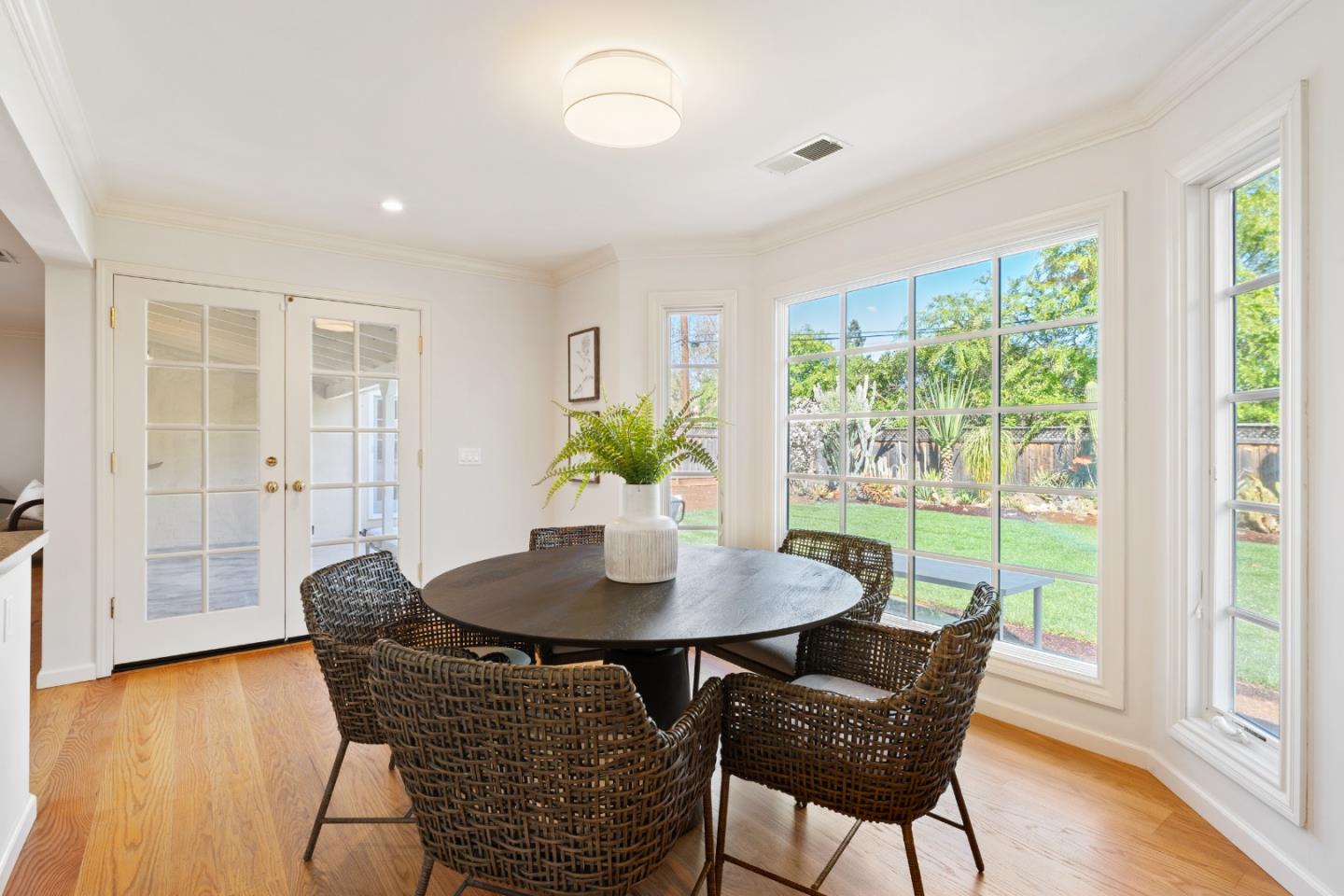 Detail Gallery Image 12 of 26 For 551 Hawthorne Ct, Los Altos,  CA 94024 - 3 Beds | 2 Baths