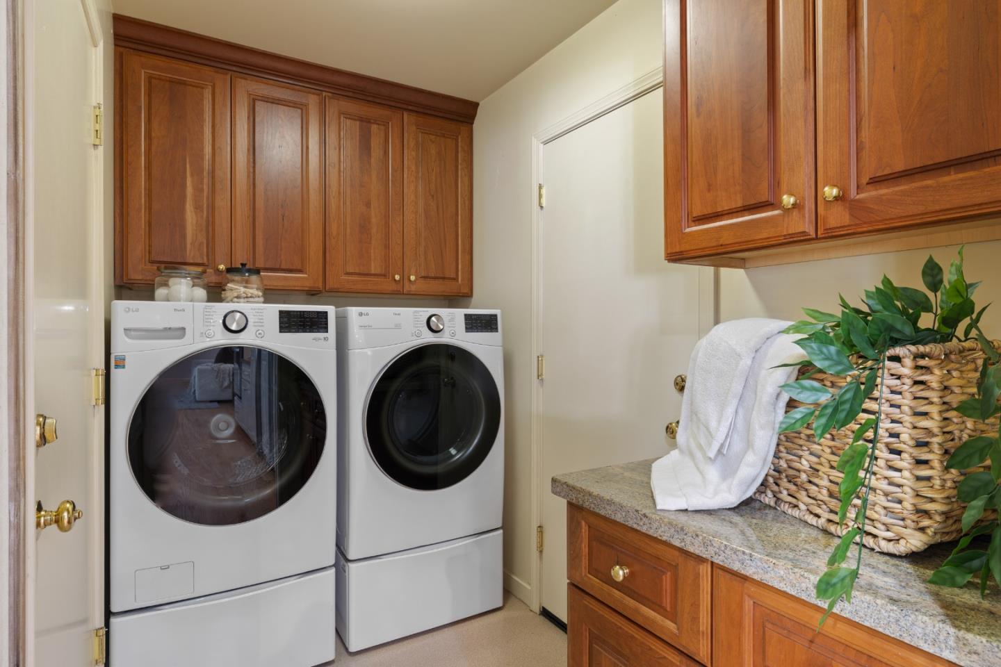 Detail Gallery Image 13 of 26 For 551 Hawthorne Ct, Los Altos,  CA 94024 - 3 Beds | 2 Baths