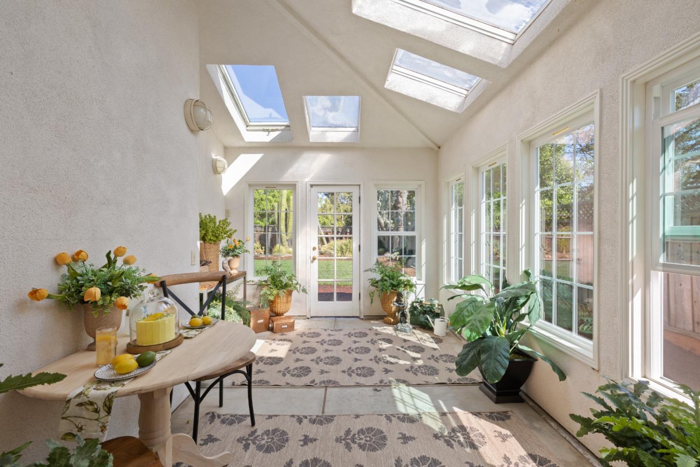 Detail Gallery Image 14 of 26 For 551 Hawthorne Ct, Los Altos,  CA 94024 - 3 Beds | 2 Baths