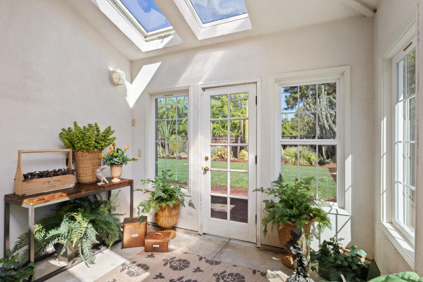 Detail Gallery Image 15 of 26 For 551 Hawthorne Ct, Los Altos,  CA 94024 - 3 Beds | 2 Baths