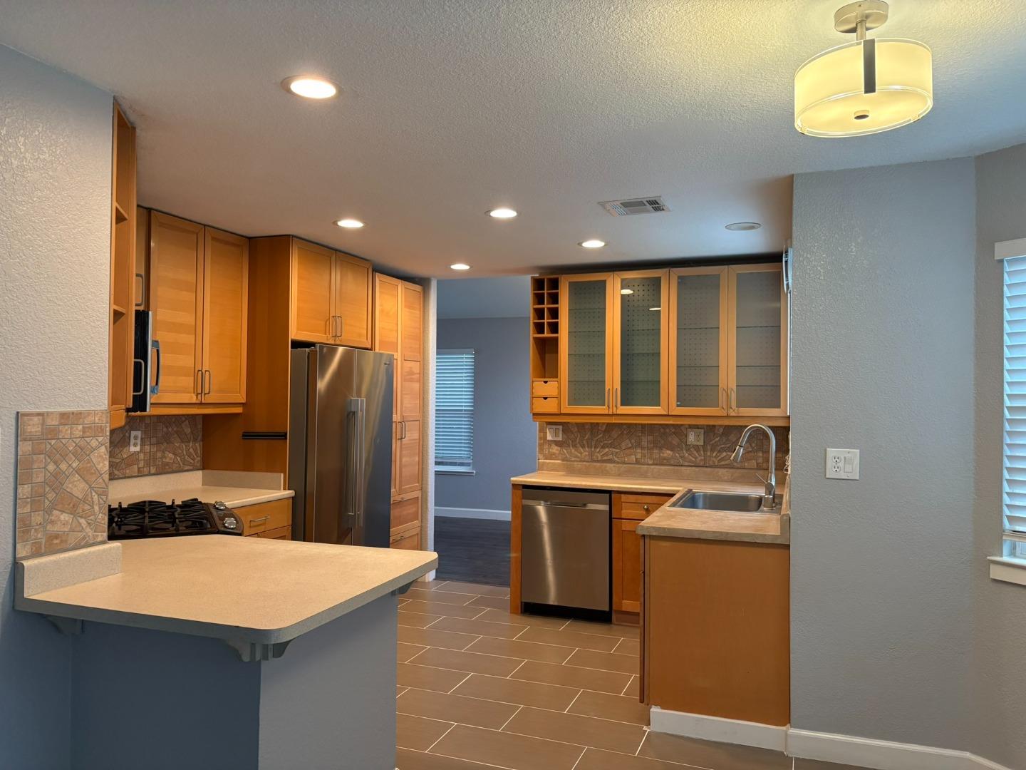 Detail Gallery Image 6 of 26 For 4 Coso Ct, Sacramento,  CA 95838 - 4 Beds | 3 Baths