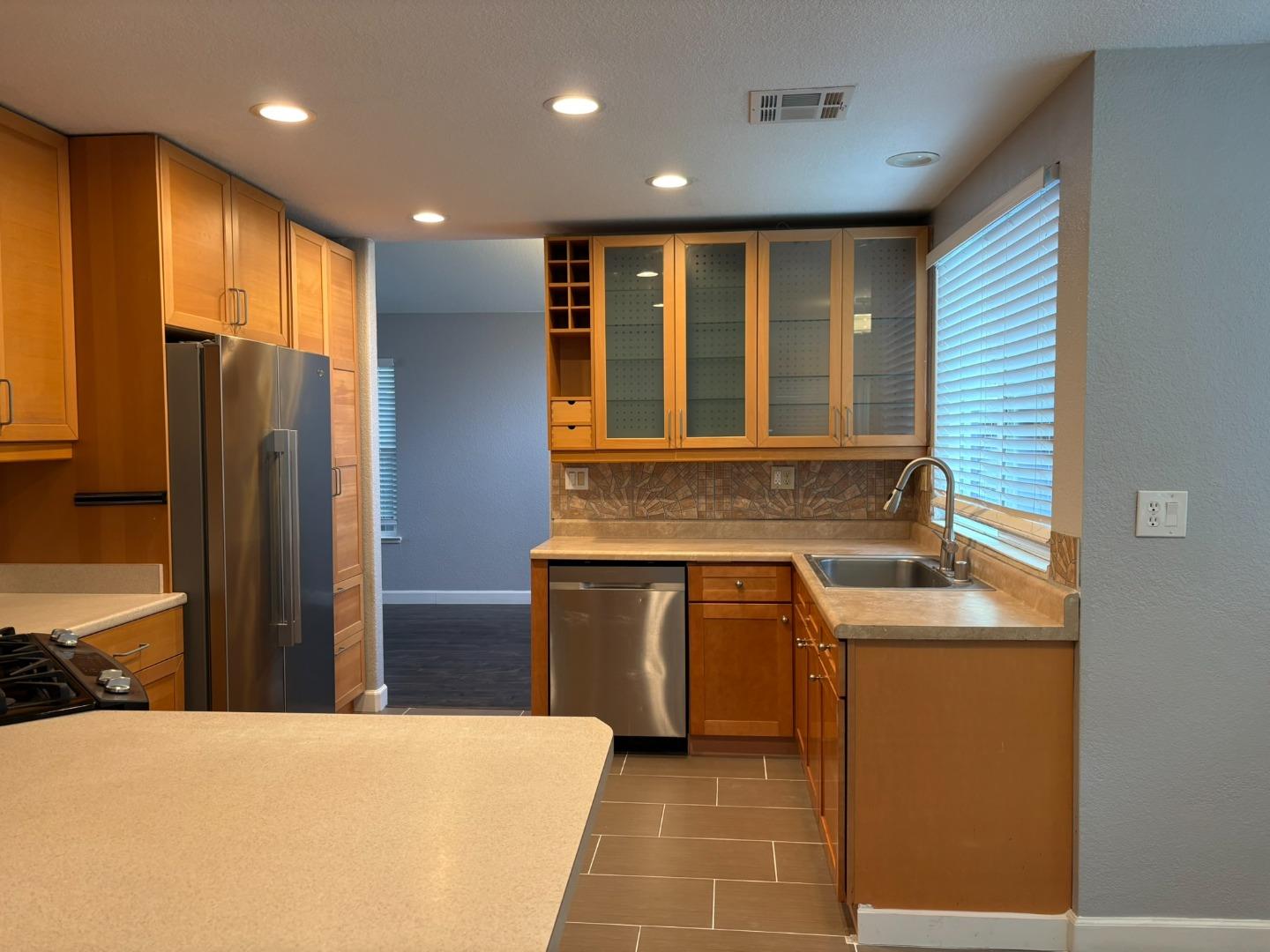 Detail Gallery Image 7 of 26 For 4 Coso Ct, Sacramento,  CA 95838 - 4 Beds | 3 Baths