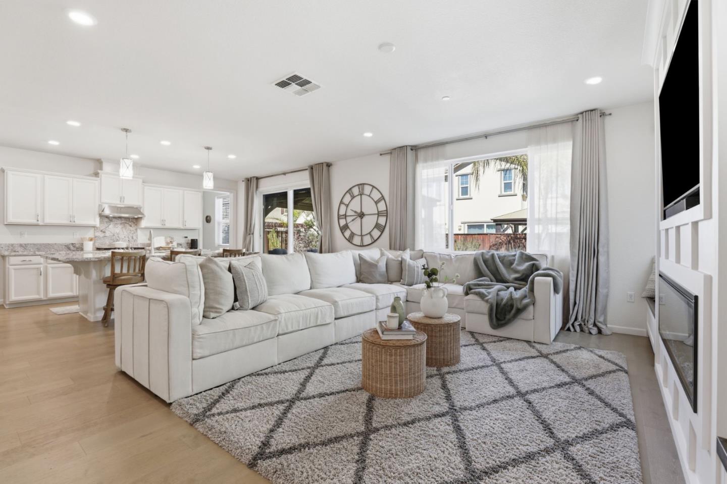 Detail Gallery Image 4 of 28 For 2481 Apple Tree Way, Gilroy,  CA 95020 - 5 Beds | 4/1 Baths