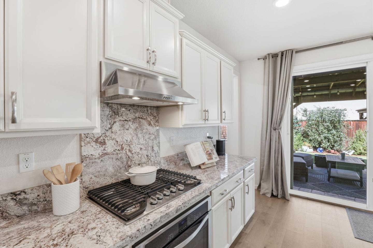 Detail Gallery Image 7 of 28 For 2481 Apple Tree Way, Gilroy,  CA 95020 - 5 Beds | 4/1 Baths