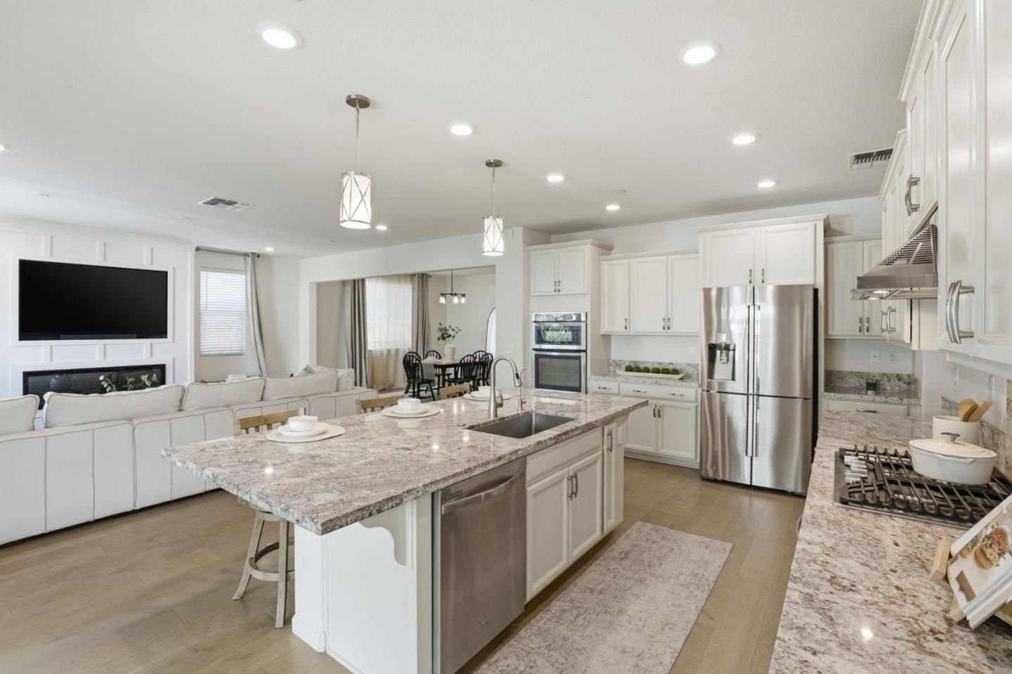 Detail Gallery Image 8 of 28 For 2481 Apple Tree Way, Gilroy,  CA 95020 - 5 Beds | 4/1 Baths