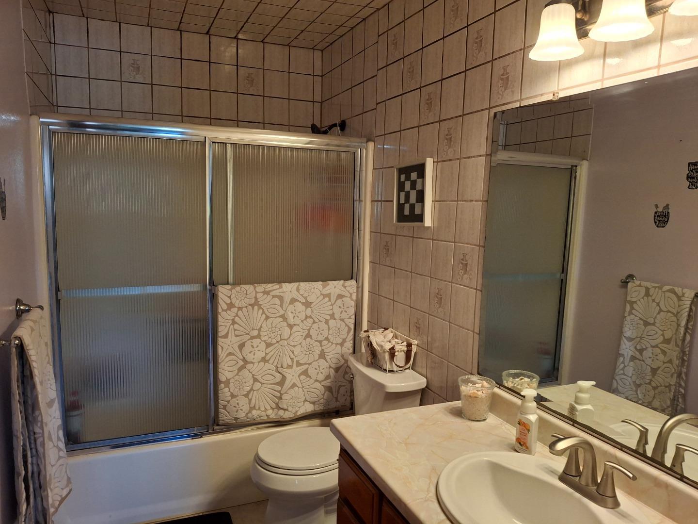 Detail Gallery Image 10 of 26 For 250 Gonzalez Dr, Hollister,  CA 95023 - 4 Beds | 1 Baths