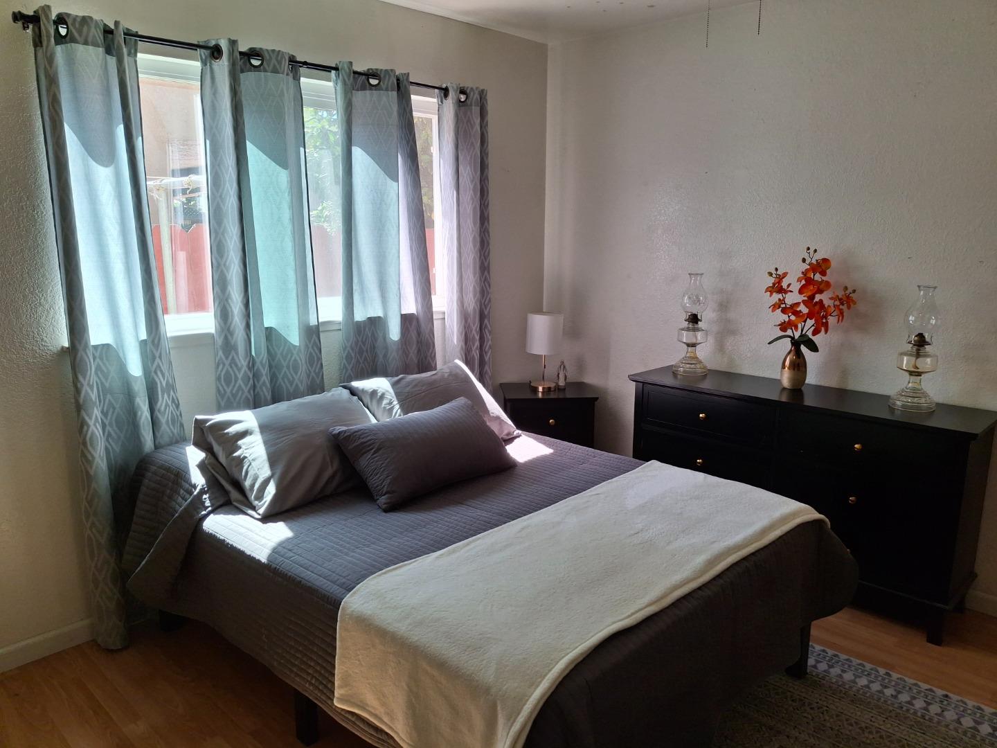 Detail Gallery Image 12 of 26 For 250 Gonzalez Dr, Hollister,  CA 95023 - 4 Beds | 1 Baths