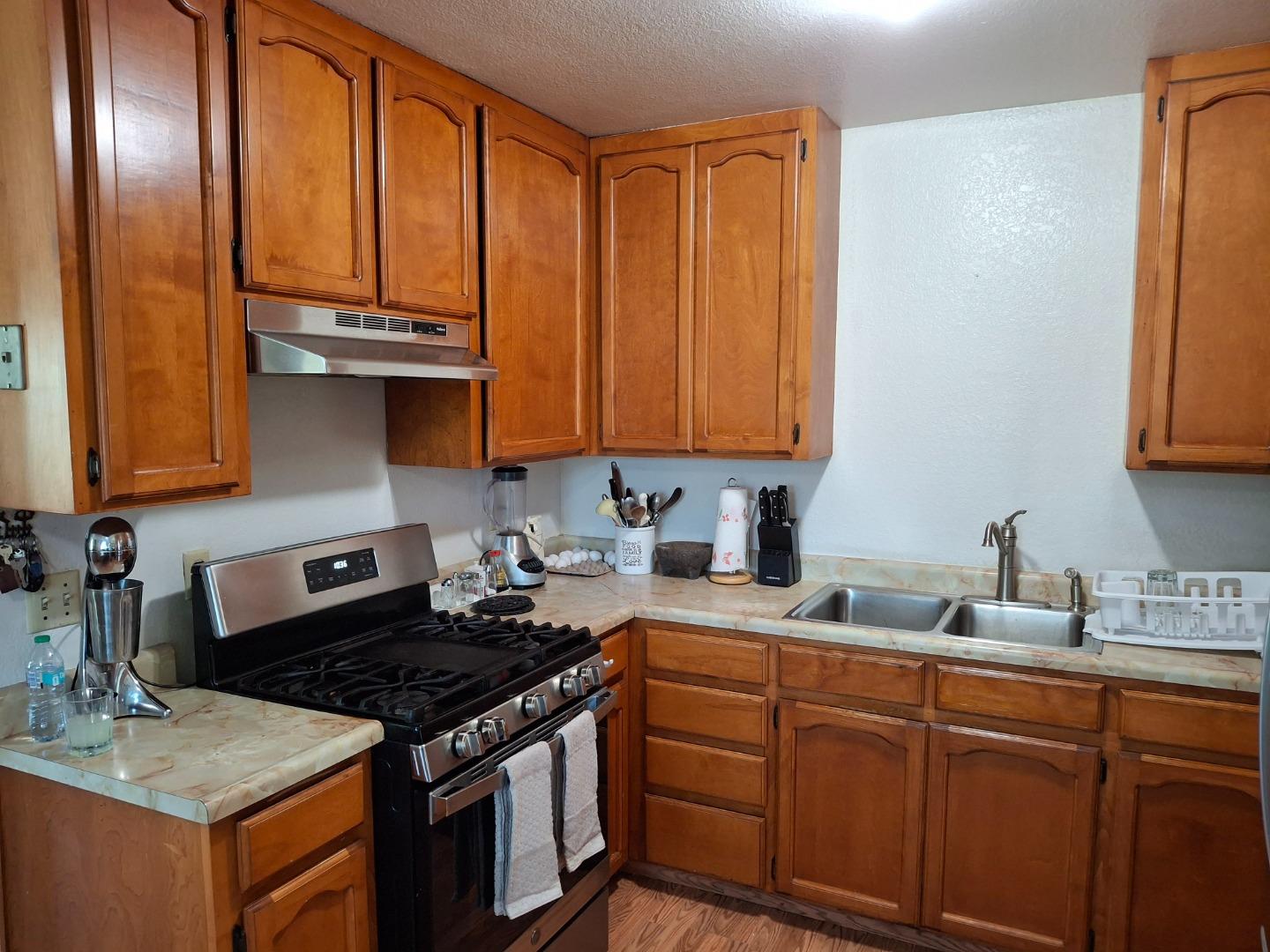 Detail Gallery Image 3 of 26 For 250 Gonzalez Dr, Hollister,  CA 95023 - 4 Beds | 1 Baths