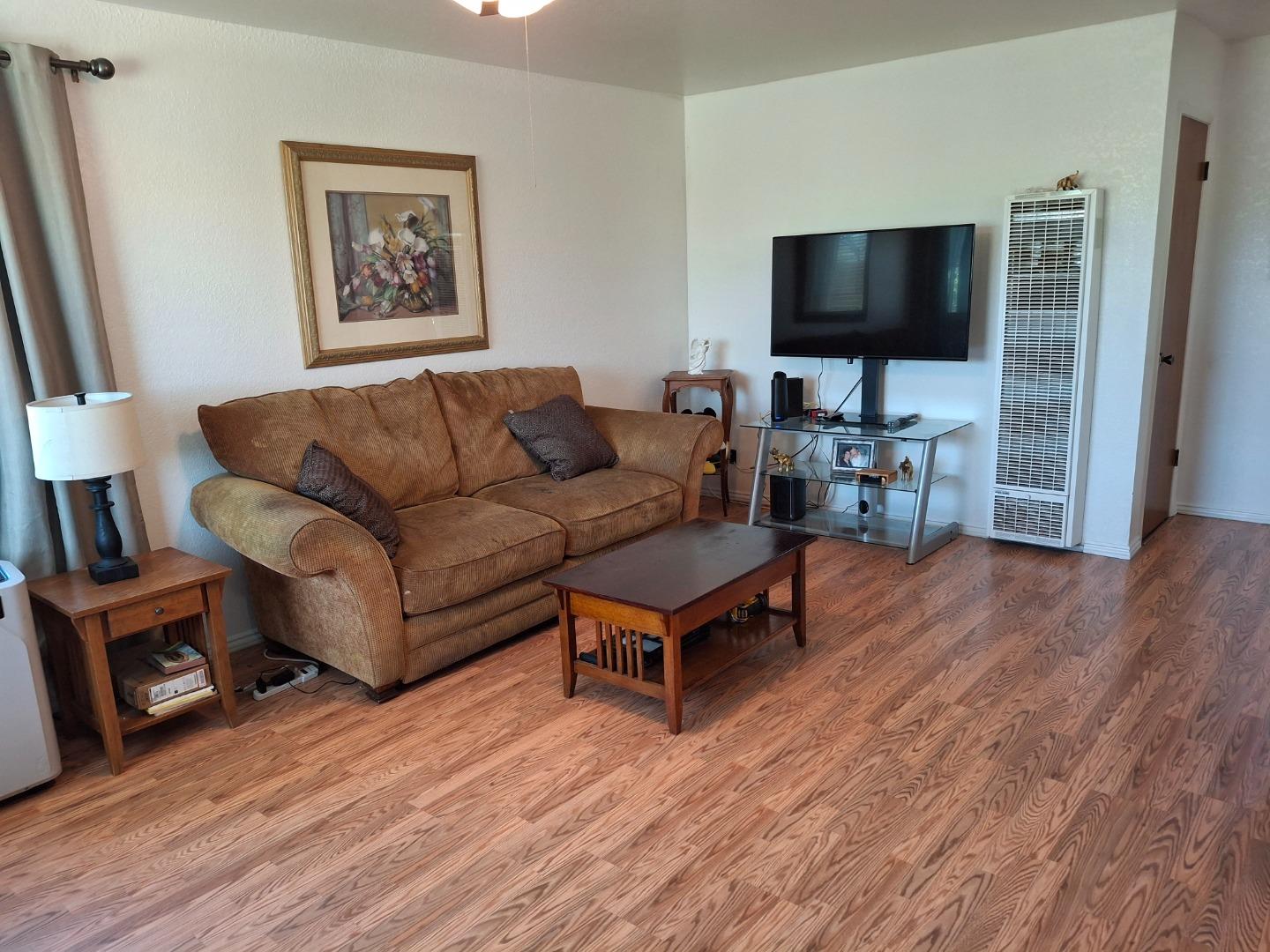 Detail Gallery Image 6 of 26 For 250 Gonzalez Dr, Hollister,  CA 95023 - 4 Beds | 1 Baths