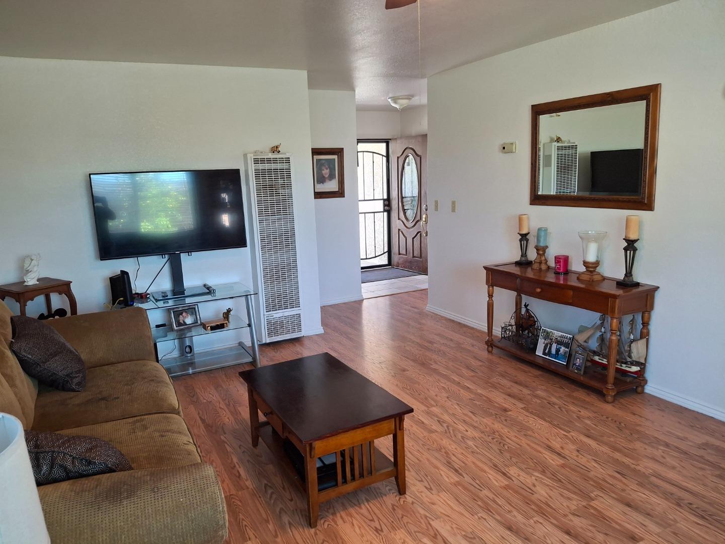 Detail Gallery Image 7 of 26 For 250 Gonzalez Dr, Hollister,  CA 95023 - 4 Beds | 1 Baths