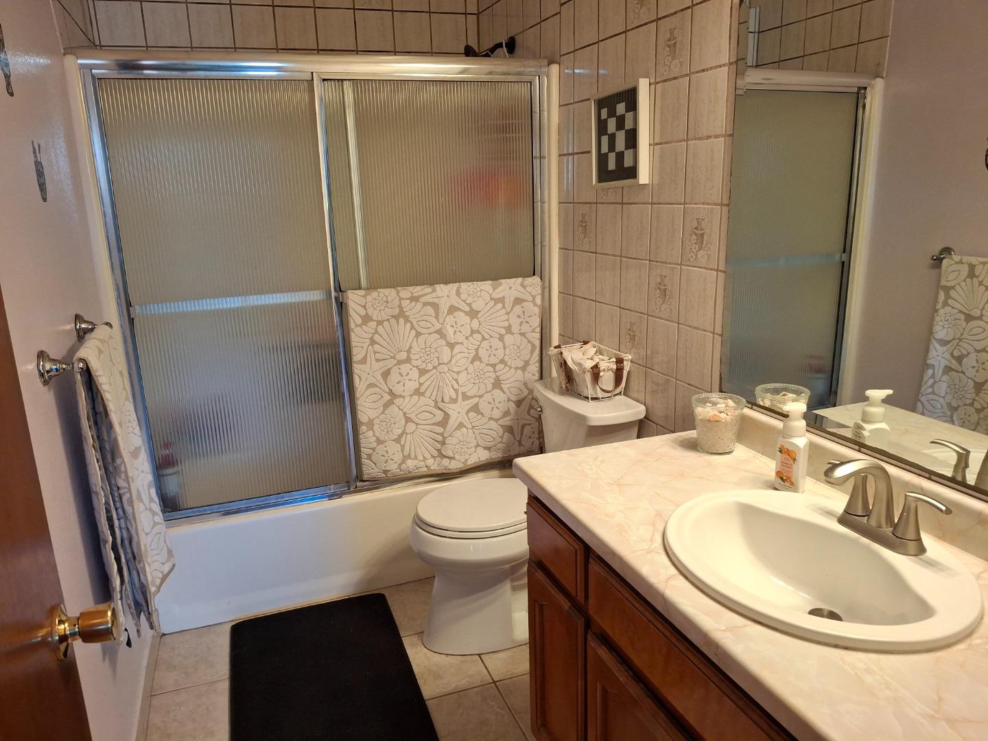 Detail Gallery Image 9 of 26 For 250 Gonzalez Dr, Hollister,  CA 95023 - 4 Beds | 1 Baths