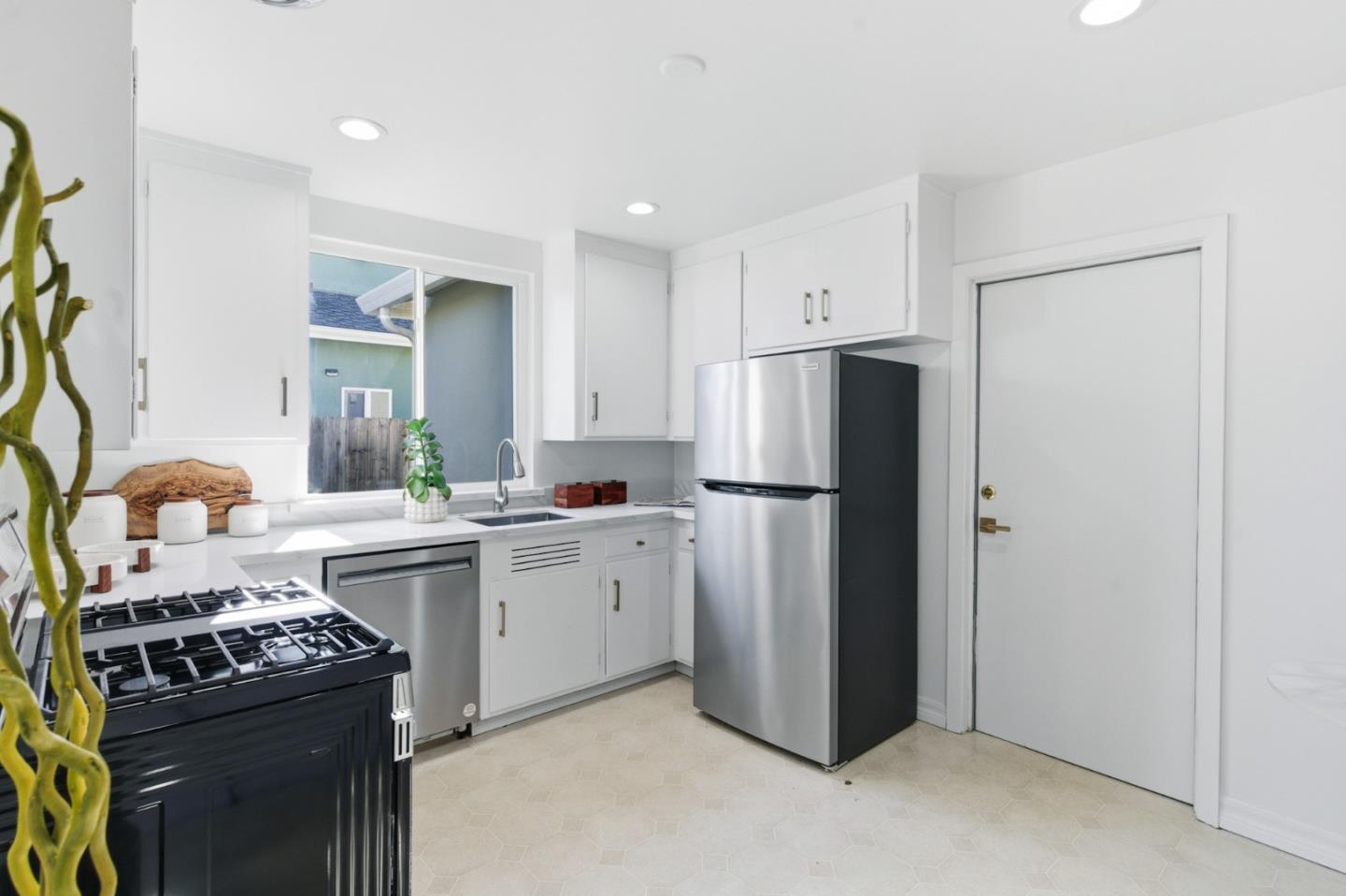 Detail Gallery Image 15 of 44 For 918 Mockingbird Ln, Sunnyvale,  CA 94087 - 3 Beds | 1/1 Baths