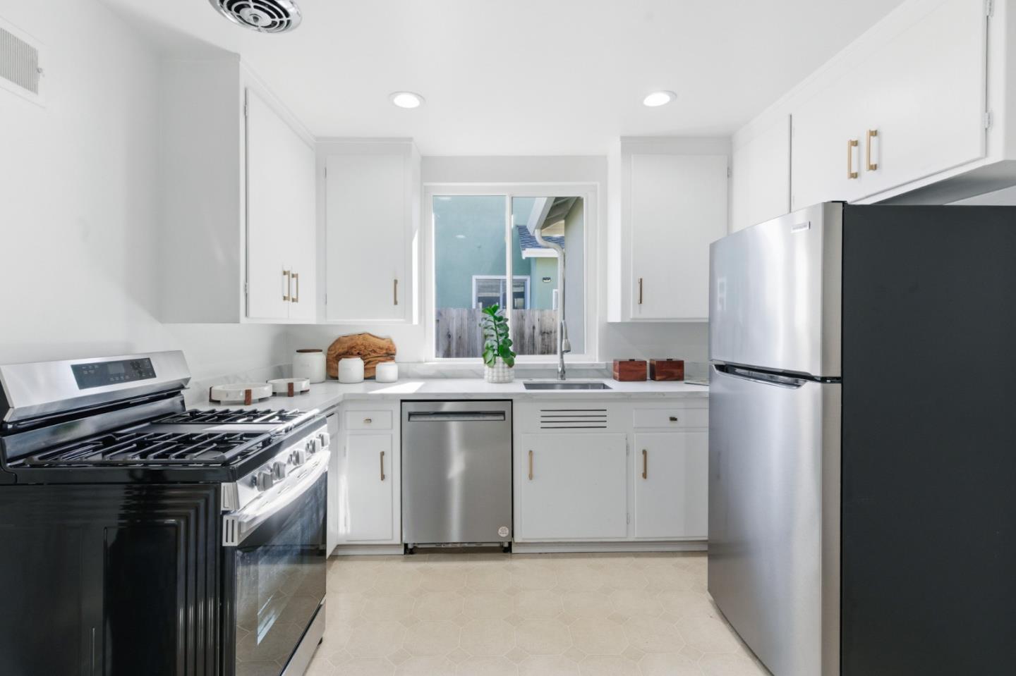 Detail Gallery Image 17 of 44 For 918 Mockingbird Ln, Sunnyvale,  CA 94087 - 3 Beds | 1/1 Baths