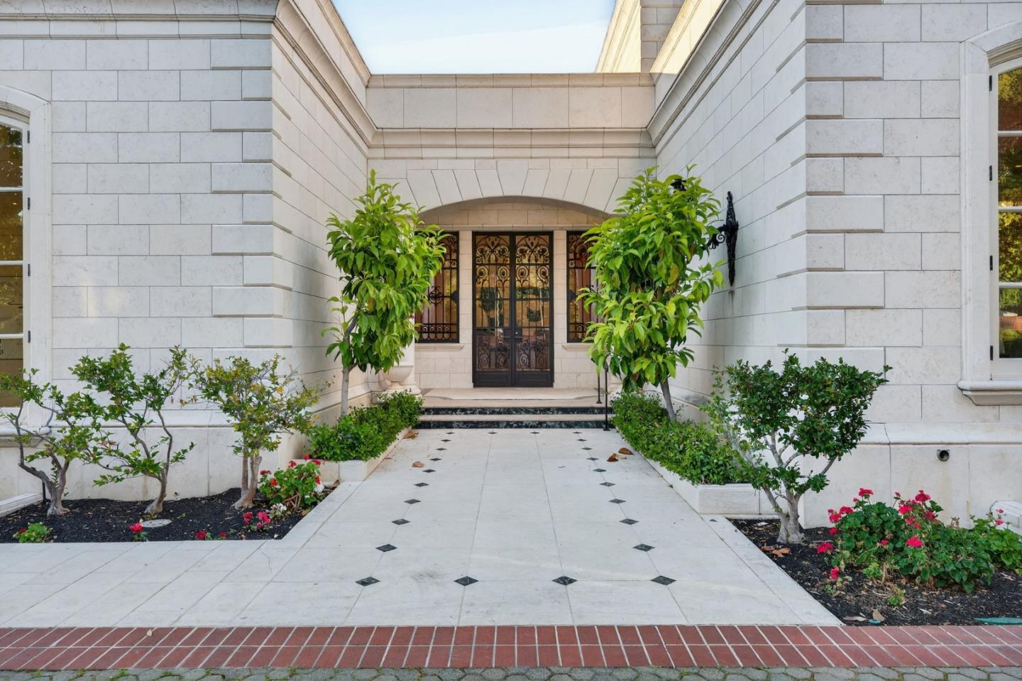 Detail Gallery Image 5 of 52 For 18331 Lexington Dr, Monte Sereno,  CA 95030 - 4 Beds | 5/3 Baths