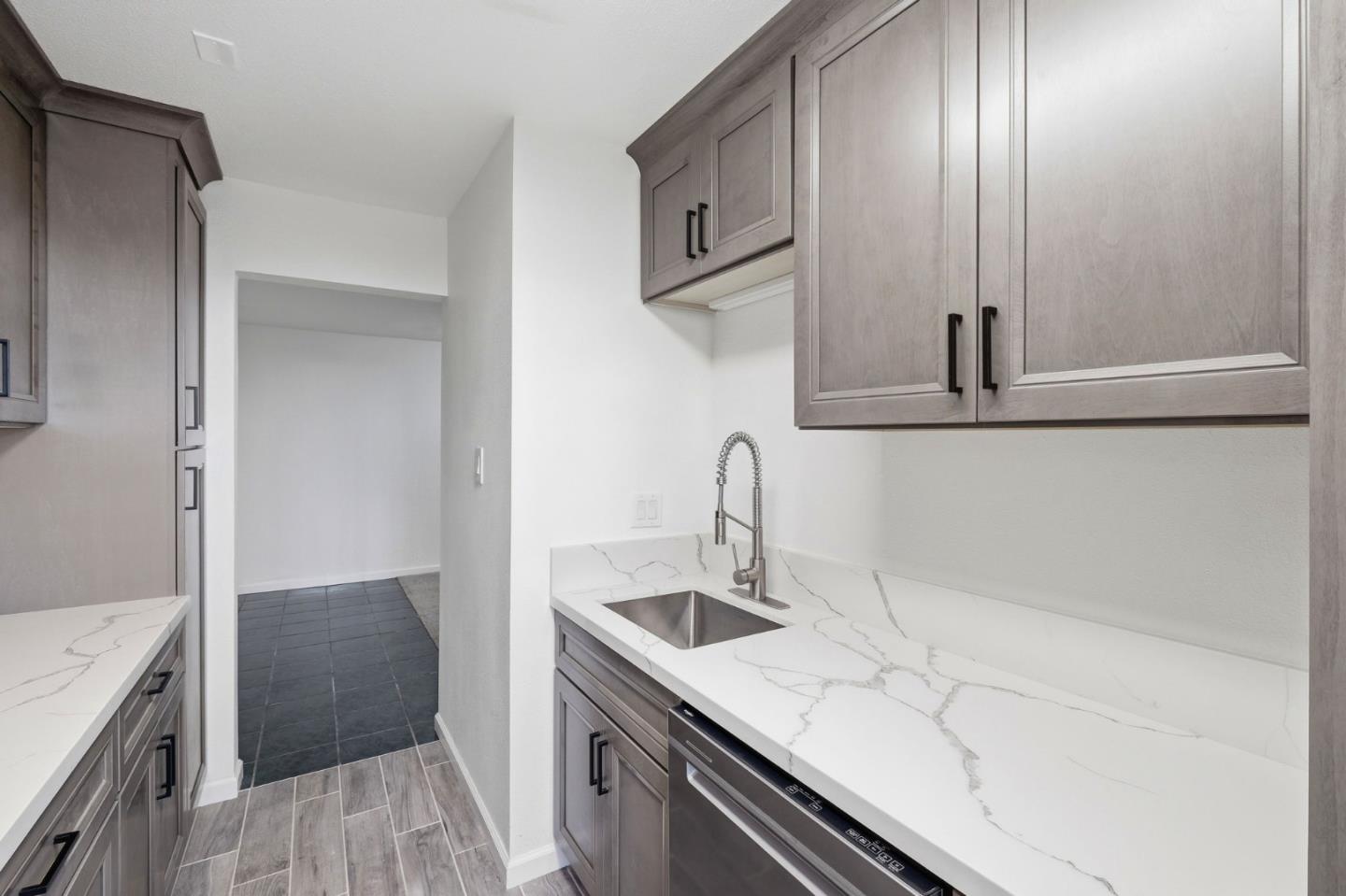 Detail Gallery Image 13 of 27 For 1660 Laguna St #D,  Concord,  CA 94520 - 1 Beds | 1 Baths