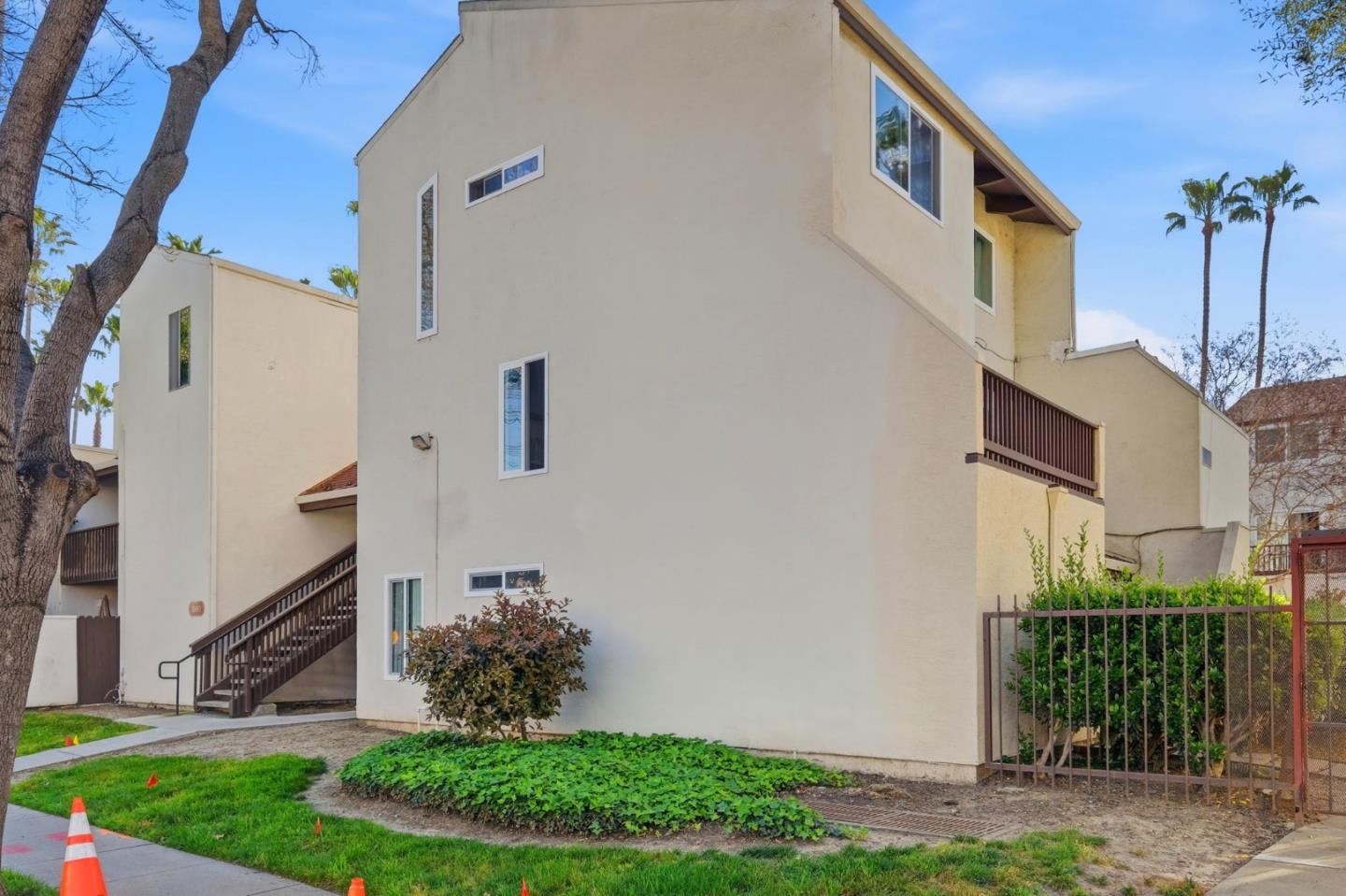 Detail Gallery Image 4 of 27 For 1660 Laguna St #D,  Concord,  CA 94520 - 1 Beds | 1 Baths