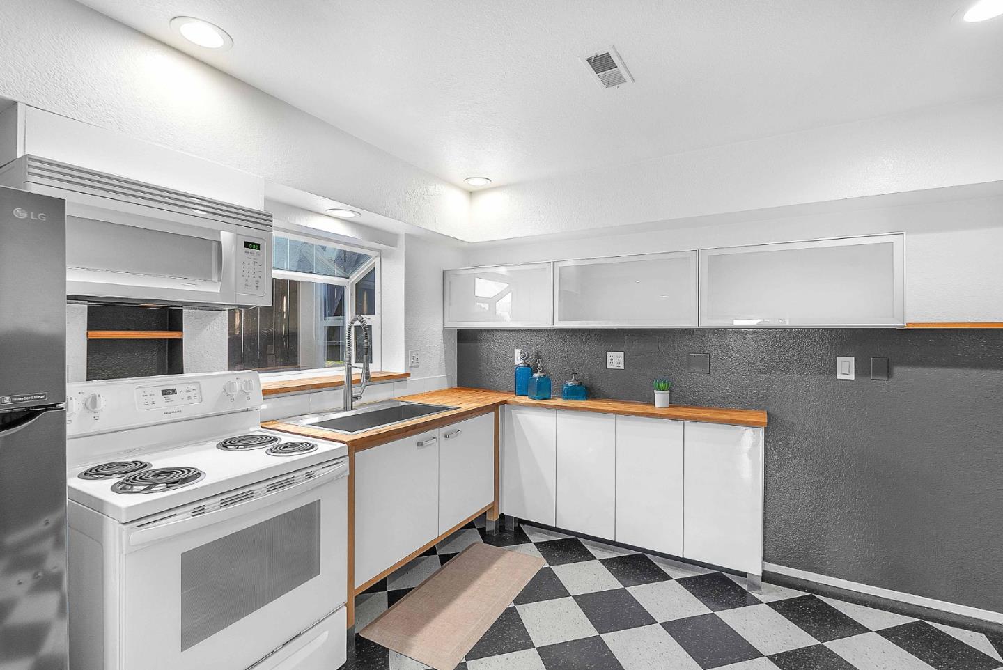 Detail Gallery Image 28 of 51 For 279 Sterling Ave, Pacifica,  CA 94044 - 5 Beds | 3/2 Baths