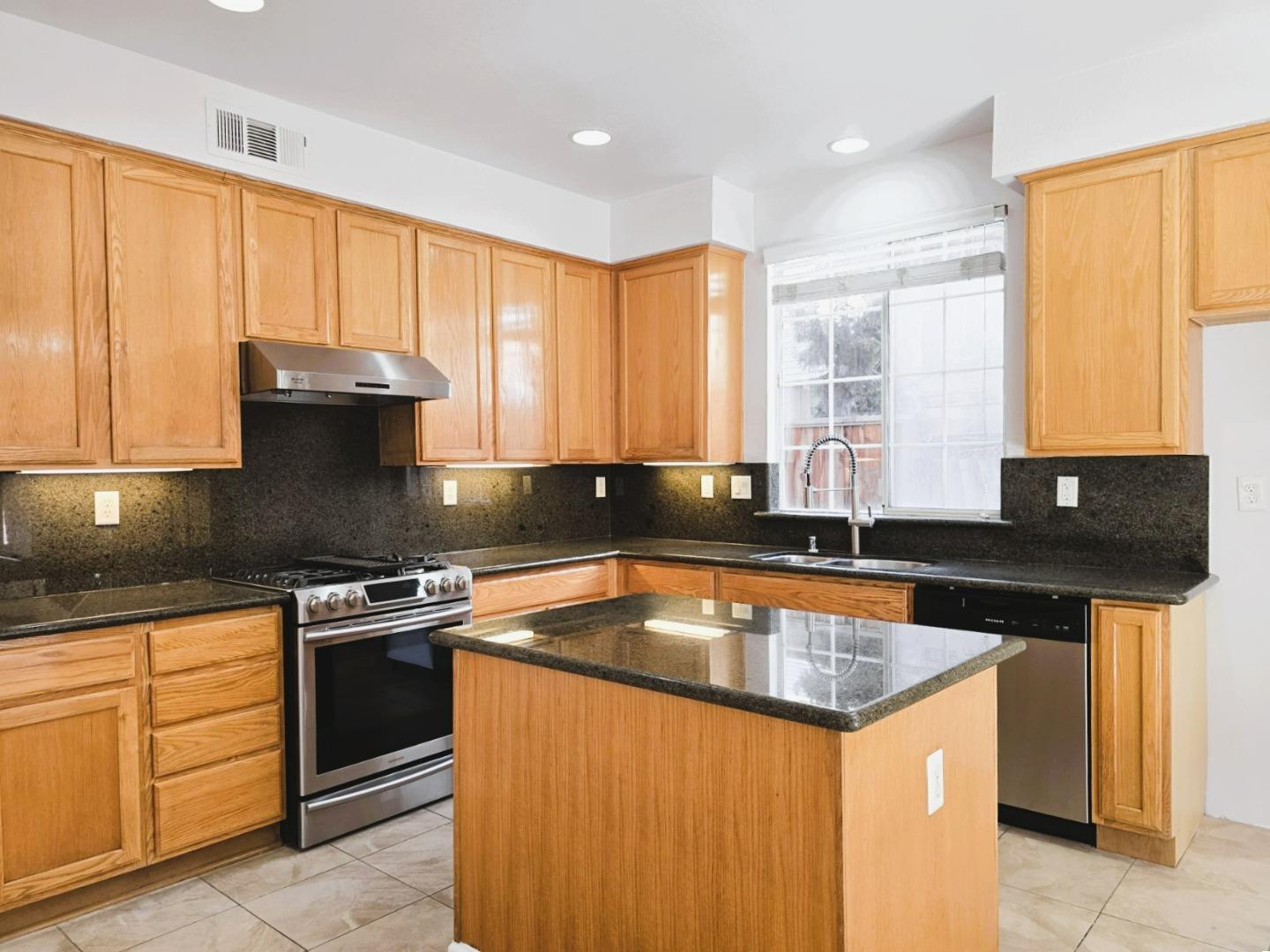 Detail Gallery Image 12 of 37 For 312 Mullion Ct, San Jose,  CA 95116 - 4 Beds | 2/1 Baths