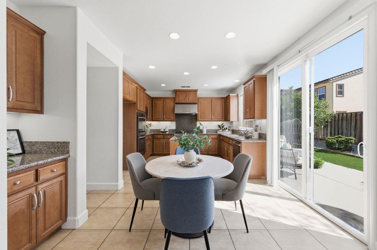 Detail Gallery Image 15 of 48 For 698 W Rico Way, Tracy,  CA 95391 - 5 Beds | 4 Baths