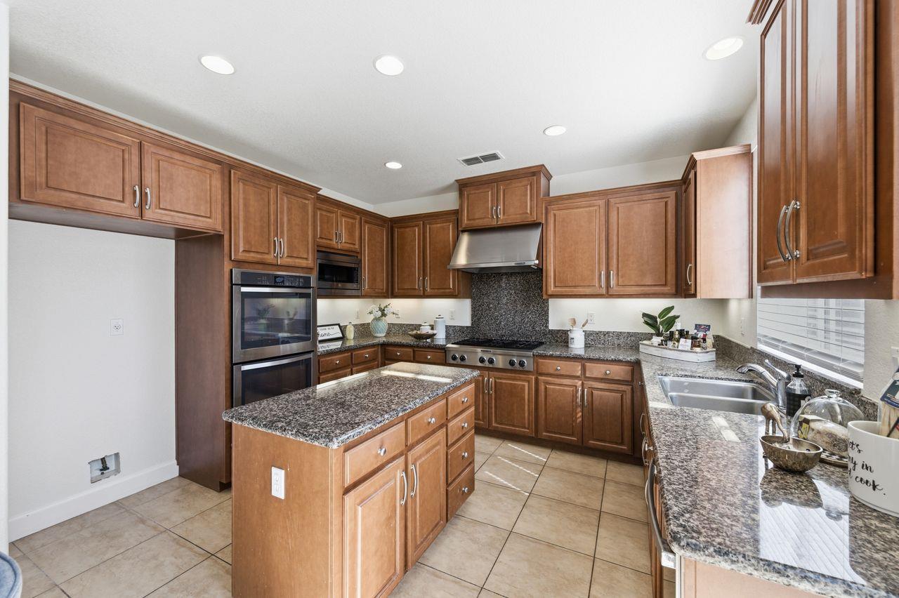 Detail Gallery Image 16 of 48 For 698 W Rico Way, Tracy,  CA 95391 - 5 Beds | 4 Baths
