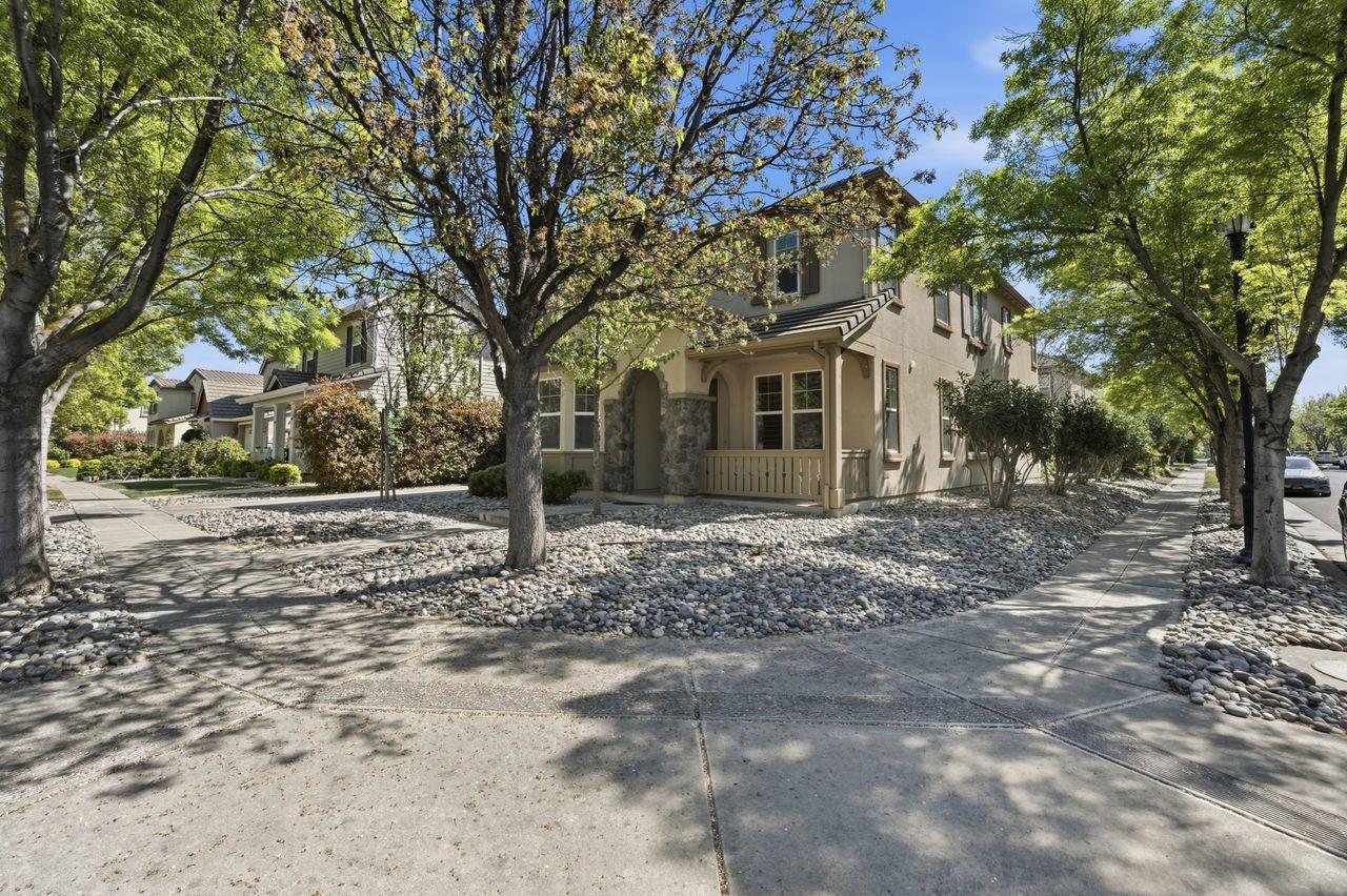 Detail Gallery Image 3 of 48 For 698 W Rico Way, Tracy,  CA 95391 - 5 Beds | 4 Baths