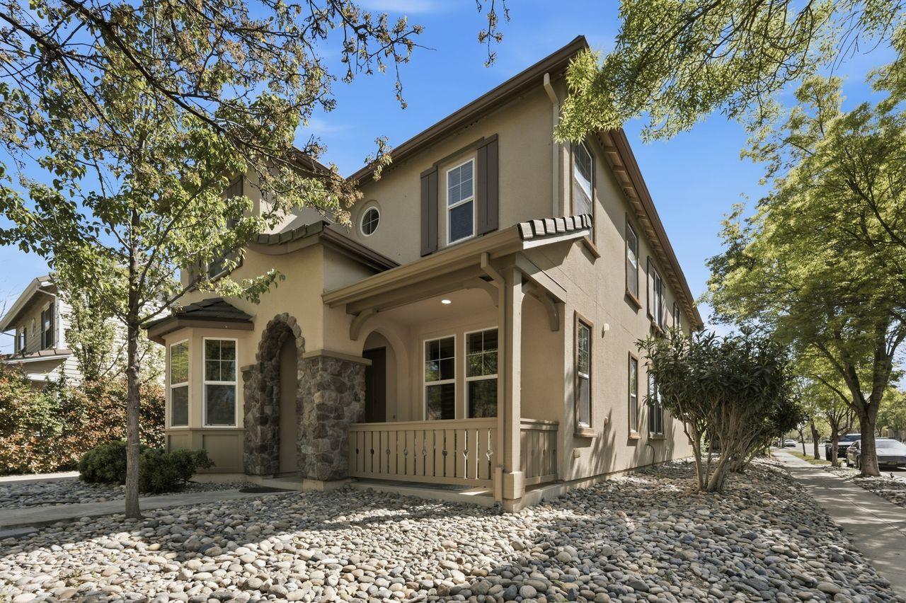 Detail Gallery Image 4 of 48 For 698 W Rico Way, Tracy,  CA 95391 - 5 Beds | 4 Baths