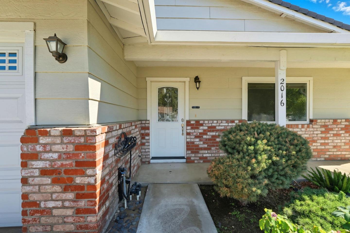 Detail Gallery Image 5 of 34 For 2016 Westboro Ln, Manteca,  CA 95336 - 3 Beds | 2 Baths