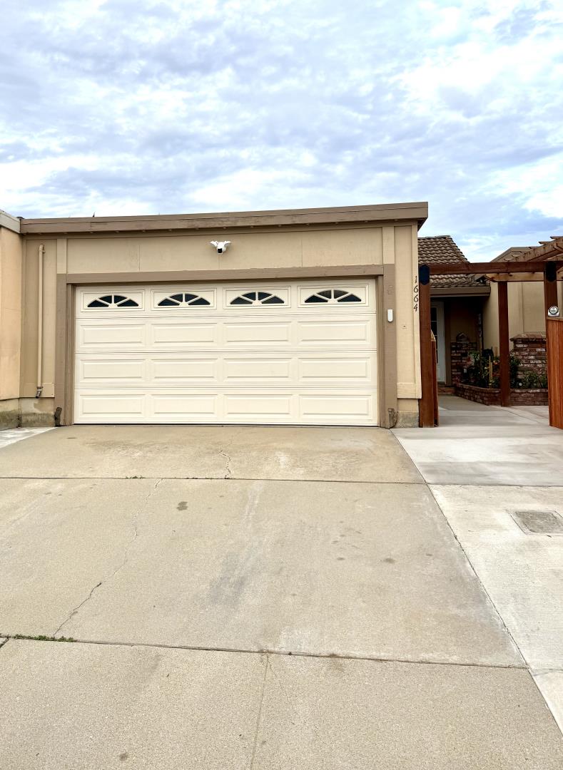 Detail Gallery Image 2 of 9 For 1664 Seville St, Salinas,  CA 93906 - 2 Beds | 1 Baths