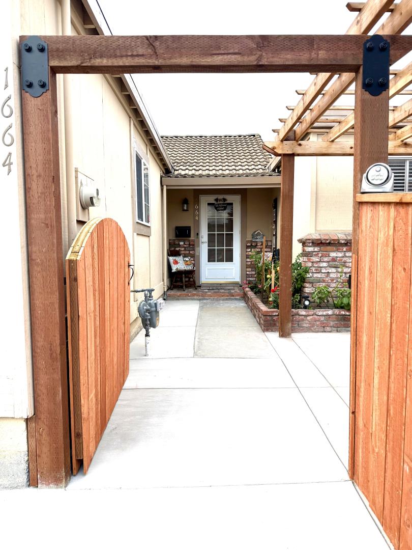 Detail Gallery Image 3 of 9 For 1664 Seville St, Salinas,  CA 93906 - 2 Beds | 1 Baths