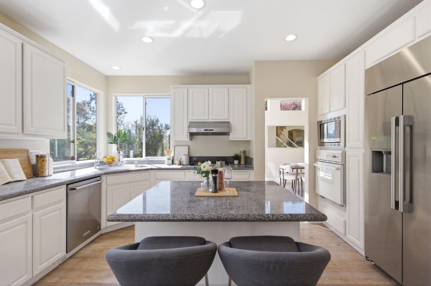 Detail Gallery Image 14 of 86 For 117 Lakewood Cir, San Mateo,  CA 94402 - 4 Beds | 3 Baths