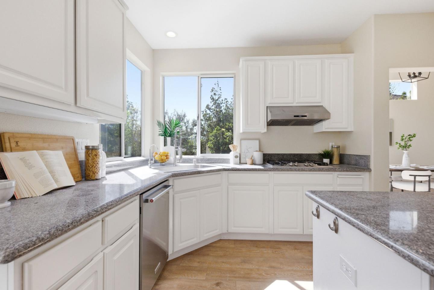 Detail Gallery Image 15 of 86 For 117 Lakewood Cir, San Mateo,  CA 94402 - 4 Beds | 3 Baths