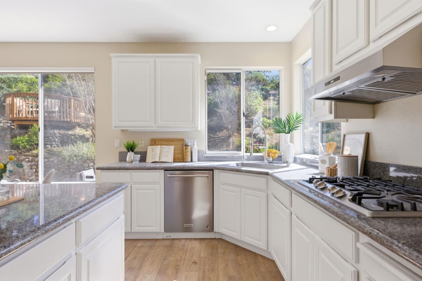 Detail Gallery Image 16 of 86 For 117 Lakewood Cir, San Mateo,  CA 94402 - 4 Beds | 3 Baths