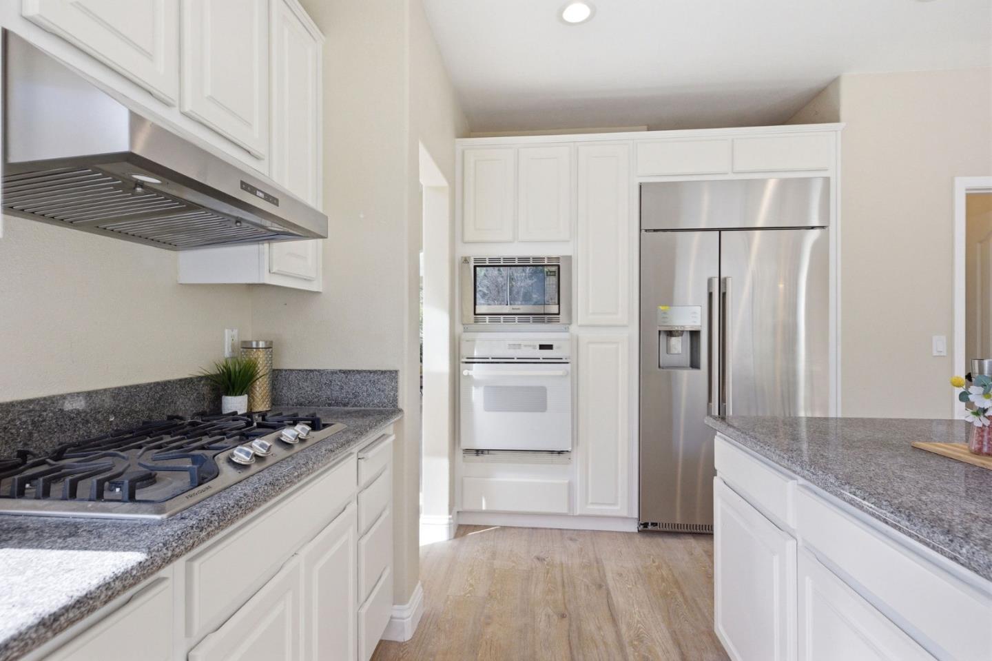 Detail Gallery Image 18 of 86 For 117 Lakewood Cir, San Mateo,  CA 94402 - 4 Beds | 3 Baths