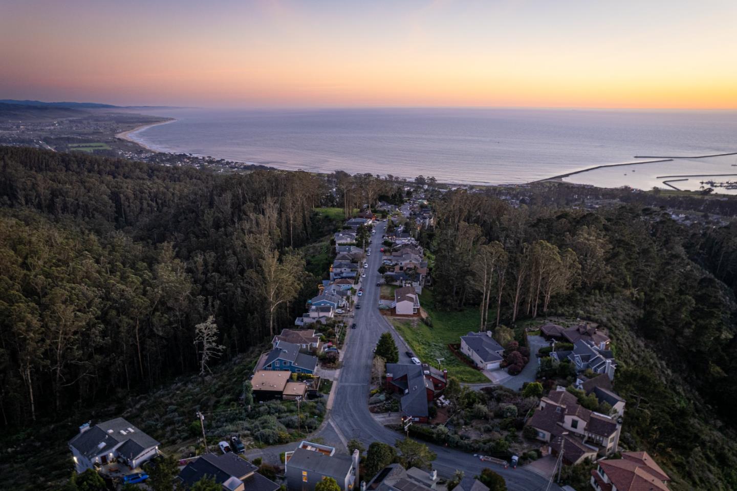 Detail Gallery Image 14 of 66 For 103 Dolphine Ave, El Granada,  CA 94018 - 5 Beds | 3/1 Baths